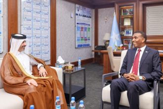 رئيس الوزراء يبحث مع السفير القطري تعزيز العلاقات الثنائية
