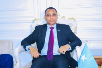 Wafdi uu hogaaminayo wasiirka ganacsiga dowladda FS oo Kismaayo gaaray